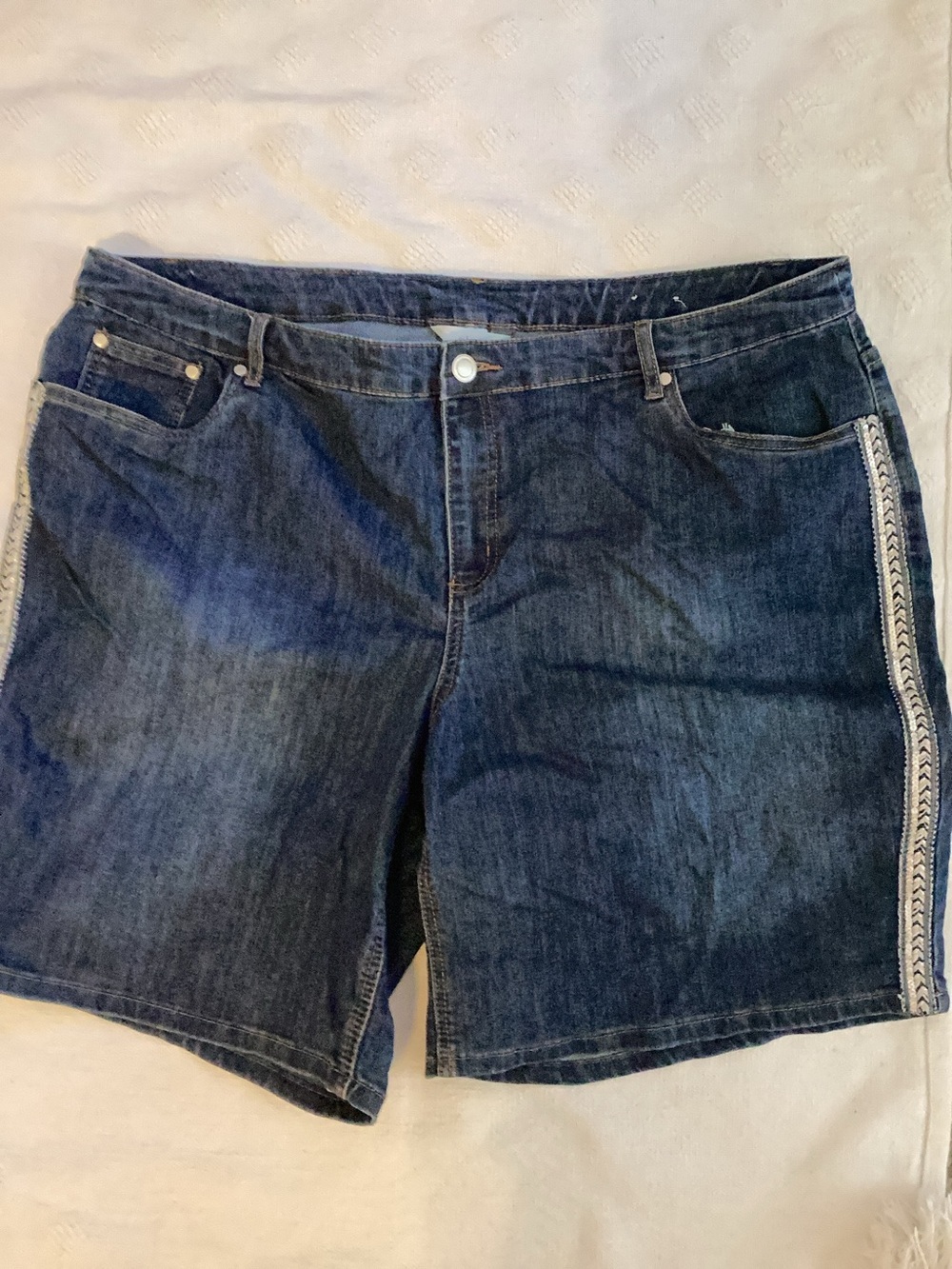 CJ Banks plus size Jean shorts -SZ 22W
K2